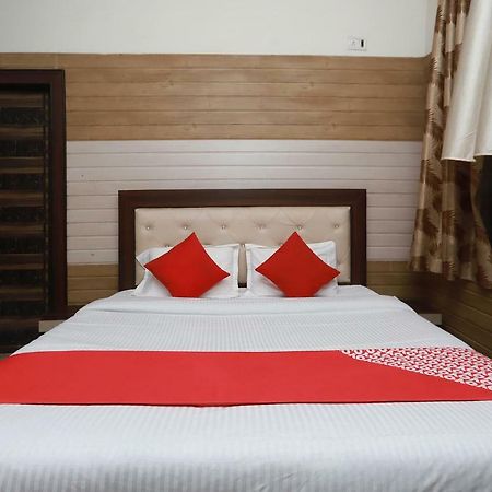 Oyo 37971 Mayur Resort Матура Екстериор снимка