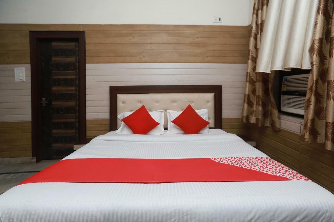 Oyo 37971 Mayur Resort Матура Екстериор снимка